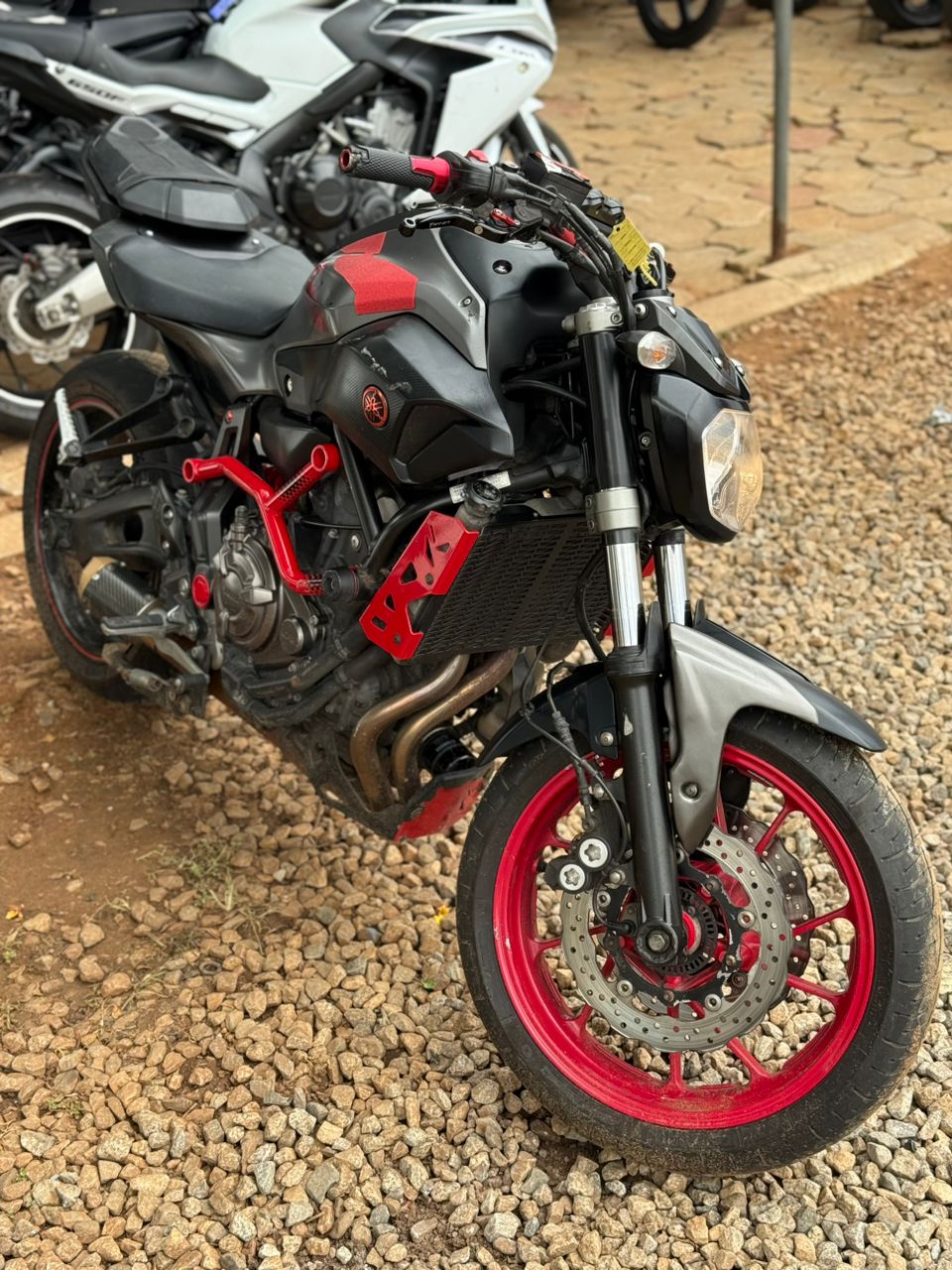 Yamaha MT-07 2017 (689cc) – Naked Street Bike